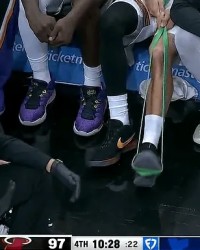 布克目前已返回场边，用弹力带尝试着左脚脚踝的感觉