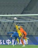 开云体育官网登入-申花险些再丢一球！恩里克接叶楚贵头球攻门，鲍亚雄举火烧天化解