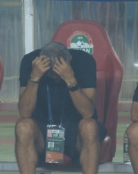 压力太大！国安送点后塞蒂恩完全不敢看，头埋在自己怀里了