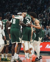 开云体育app在线-赛季报销+闹离队！NBA争冠豪门轰然倒下，詹姆斯拒绝联手太明智了